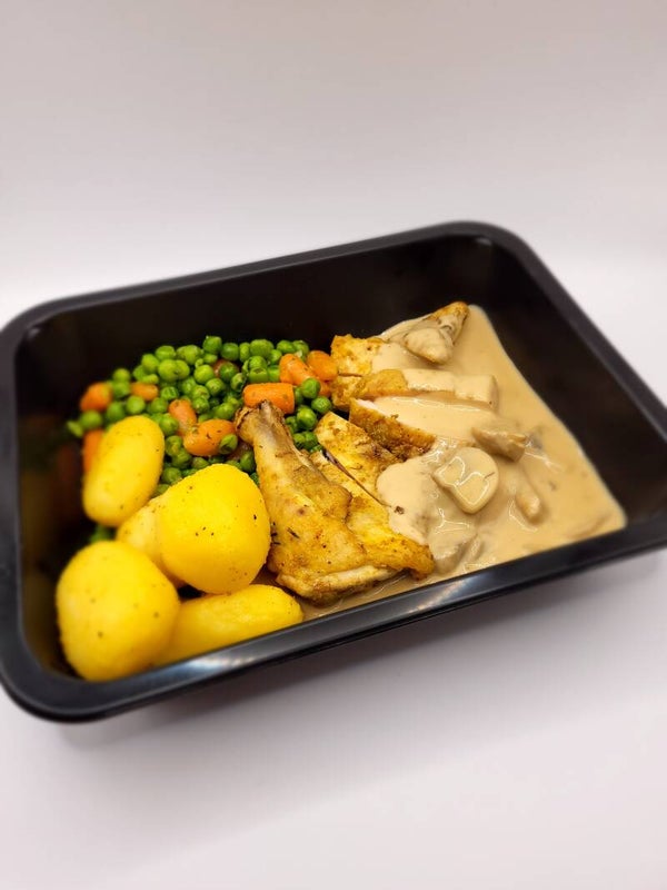 Parelhoen, champignonsaus, erwtjes en wortel