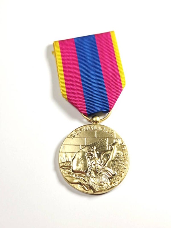 Médaille d'or de la défense nationale.