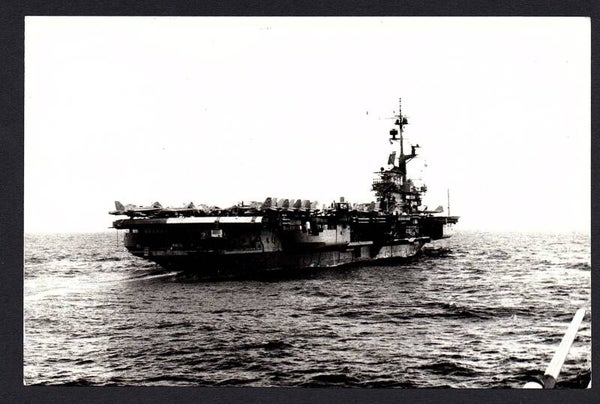 Foto vliegdekschip van de Essex-klasse.