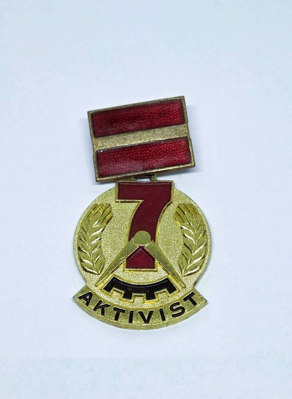 DDR  Aktivist des Siebenjahrplans medaille.