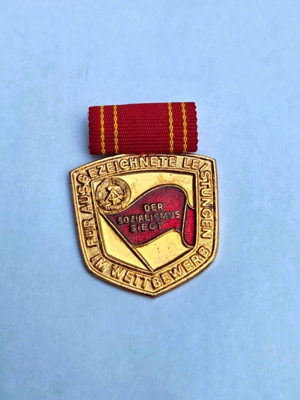 DDR Medaille für ausgezeichnete Leistungen im Wettbewerb.