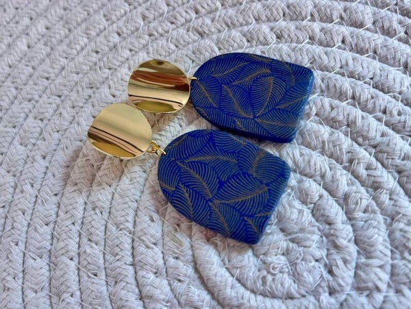 💙💛 Fenna 💛💙 Handgemaakte Statement Oorbellen – Koningsblauw met Gouden Accenten