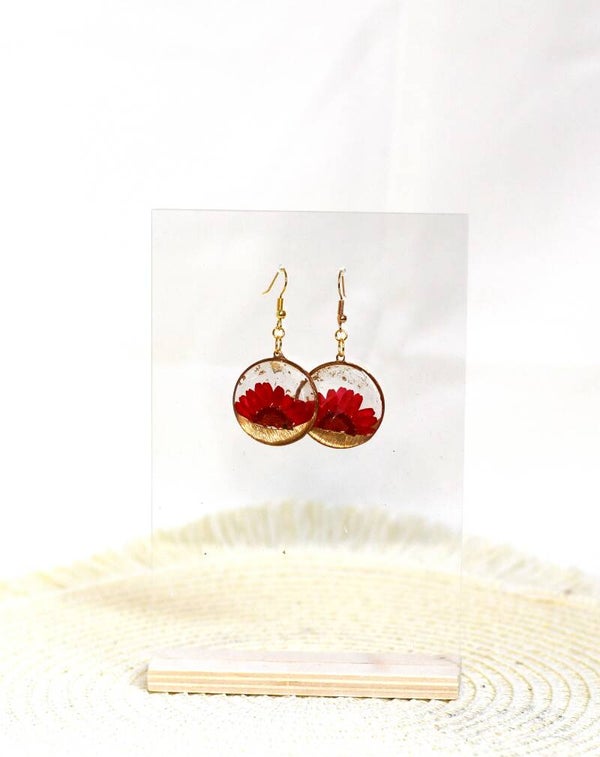 Suzanne: 🌺 Oorbellen met Rode Margriet in Resin – Vurig & Uniek