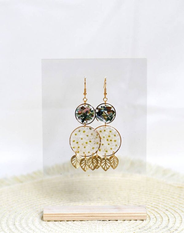 Amber 🌿 Oorbellen met Witte Vergeet-me-nietjes & Abalone Schelp – Natuurlijke Dromerigheid