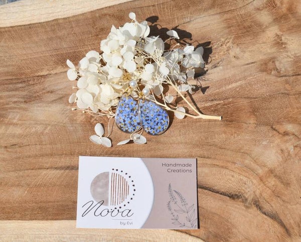 Stella 🌸 Oorbellen met vergeet-me-nietjes & Parelstud – Tijdloos & Natuurlijk