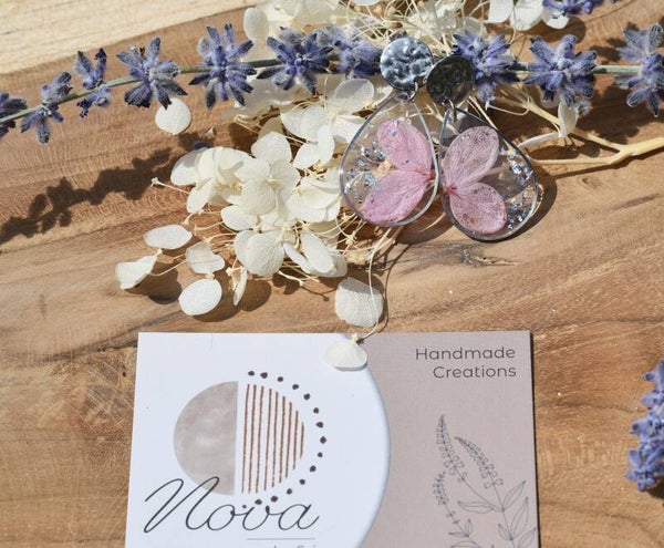Venice oorbellen 🩶– Gedroogde hortensia in epoxy met zilveren bladgoud