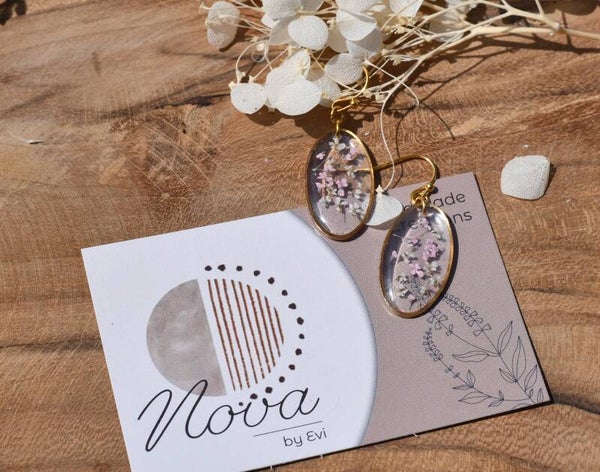 Chloe 💕 Subtiele bloemenoorbellen in epoxy, elegant & tijdloos