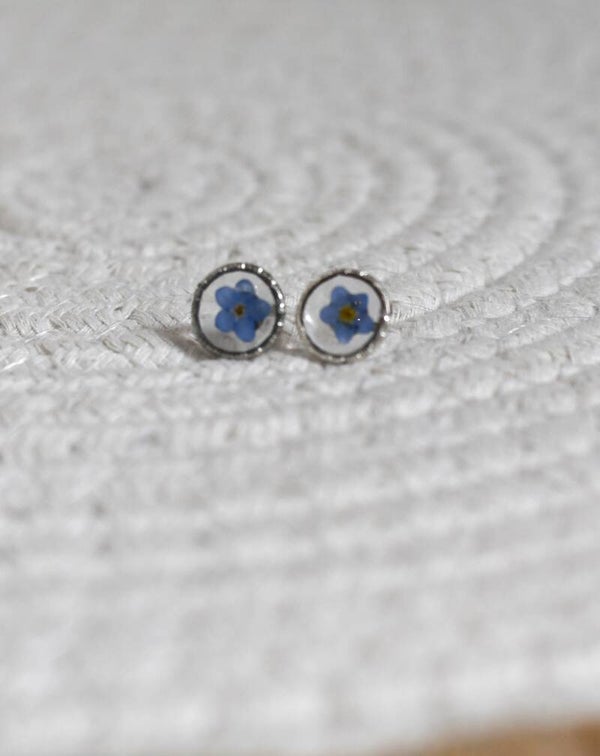 Cleo (mini) 🌸 Mini stud oorbellen – Echt vergeet-mij-nietje