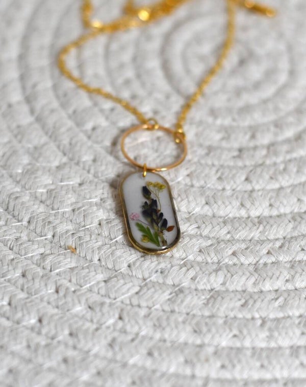 Violet🪻  Handgemaakte bloemenketting – Gedroogde lavendel en veldbloemetjes in UV resin met gouden details (50 cm)