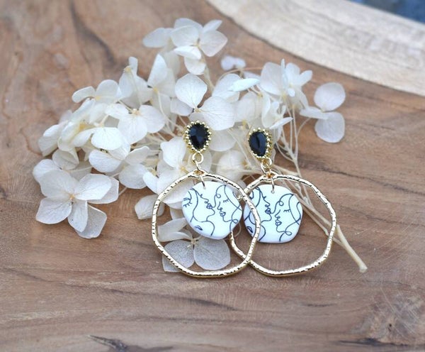 Linea Muse – oorbellen met lijntekening & gouden ring (licht & hypoallergeen)