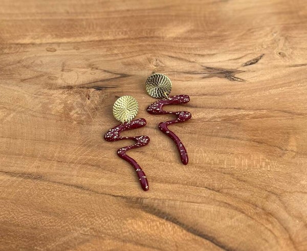 🔥 Lana – Bordeaux flow oorbellen met goudaccenten