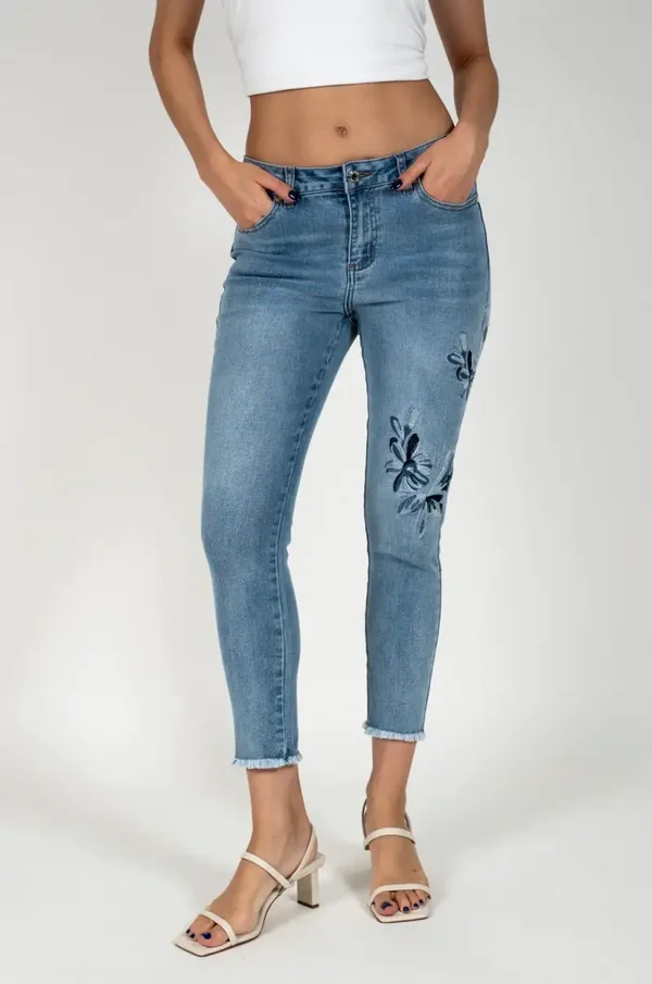 GG Jeans - Cropped mid-rise Jean with Embroidered Detailing - Light Blue