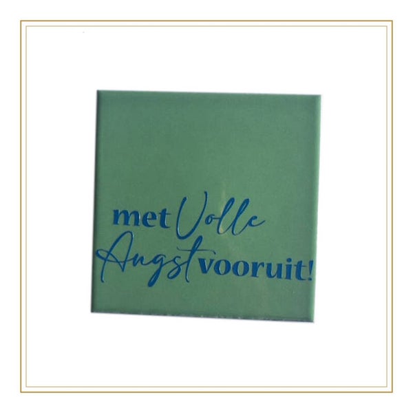 Tegel met tekst: met volle angst vooruit!