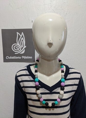 collier sensoriel mauve, turquoise, noir et blanc