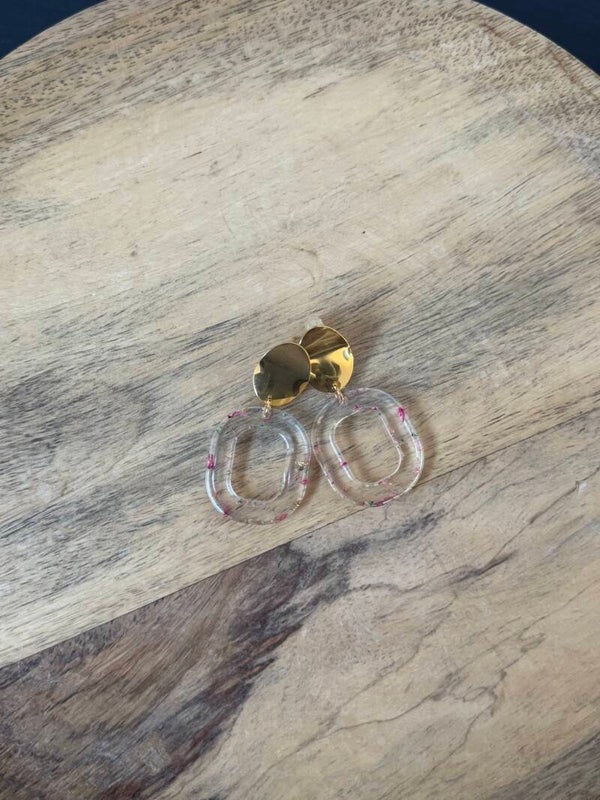 Goudkleurige oorbellen met bloemenschilfers