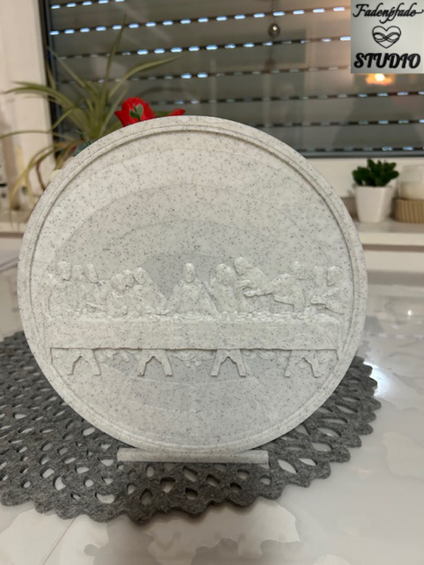 Sakrales 3D-Relief "Das Letzte Abendmahl" – Kreisrundes Meisterwerk-Medaillon in edler Marmor-Optik mitsamt Standfuß