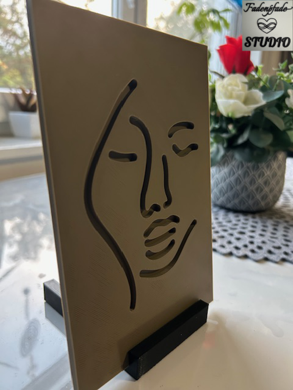Moderne Boho Line-Art Skulptur – Minimalistisches Gesichts-Relief mit Standfuß (Galerie-Design)