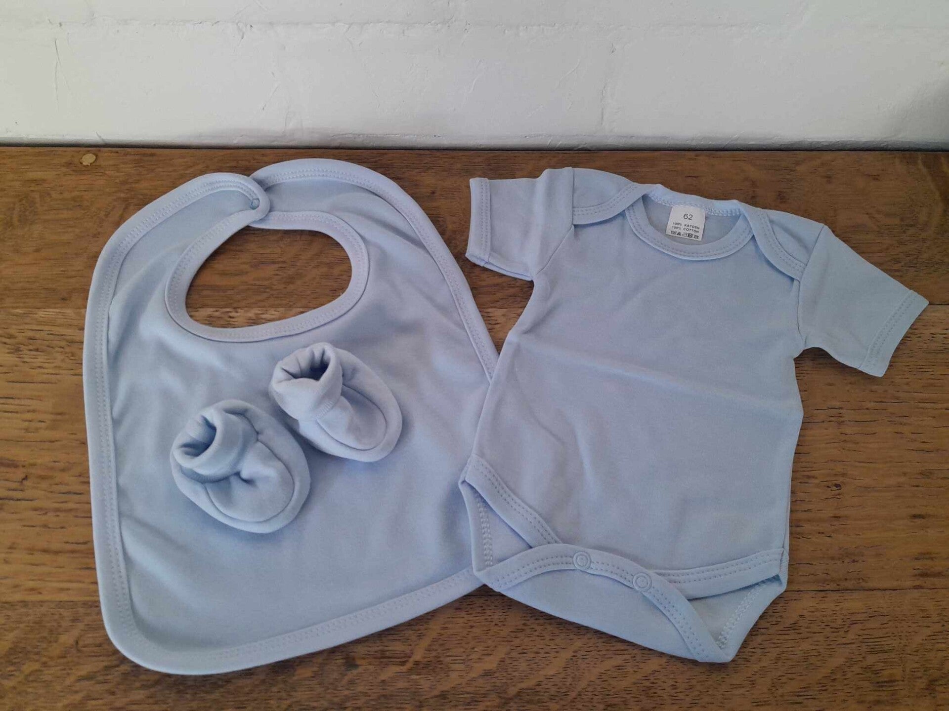 Kraamcadeau romper + slofjes + slab - lichtblauw