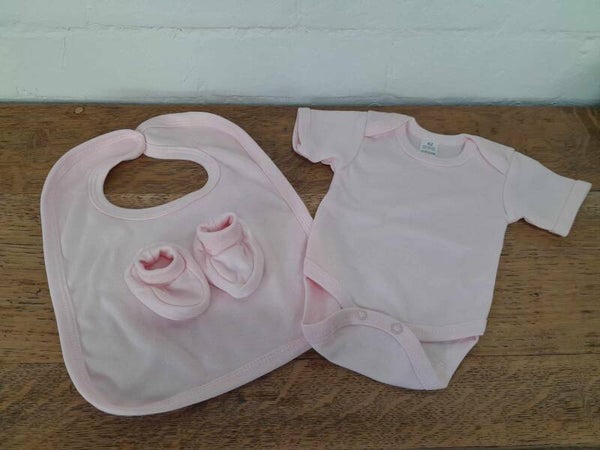 Kraamcadeau romper + slofjes + slab - lichtroze