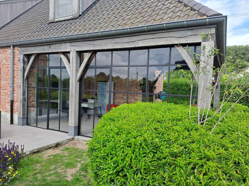 stalen pui aan buitenhuis