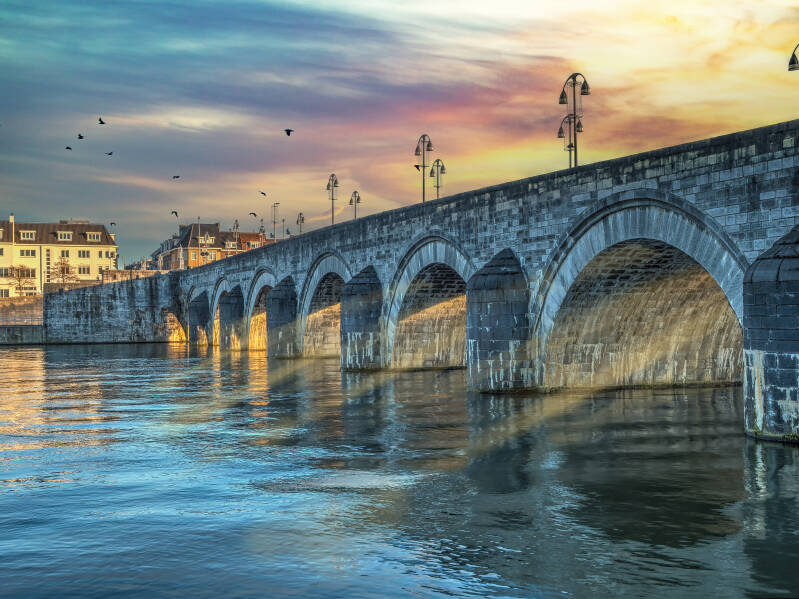 servaasbrug-maastricht-avond-standard.jpg
