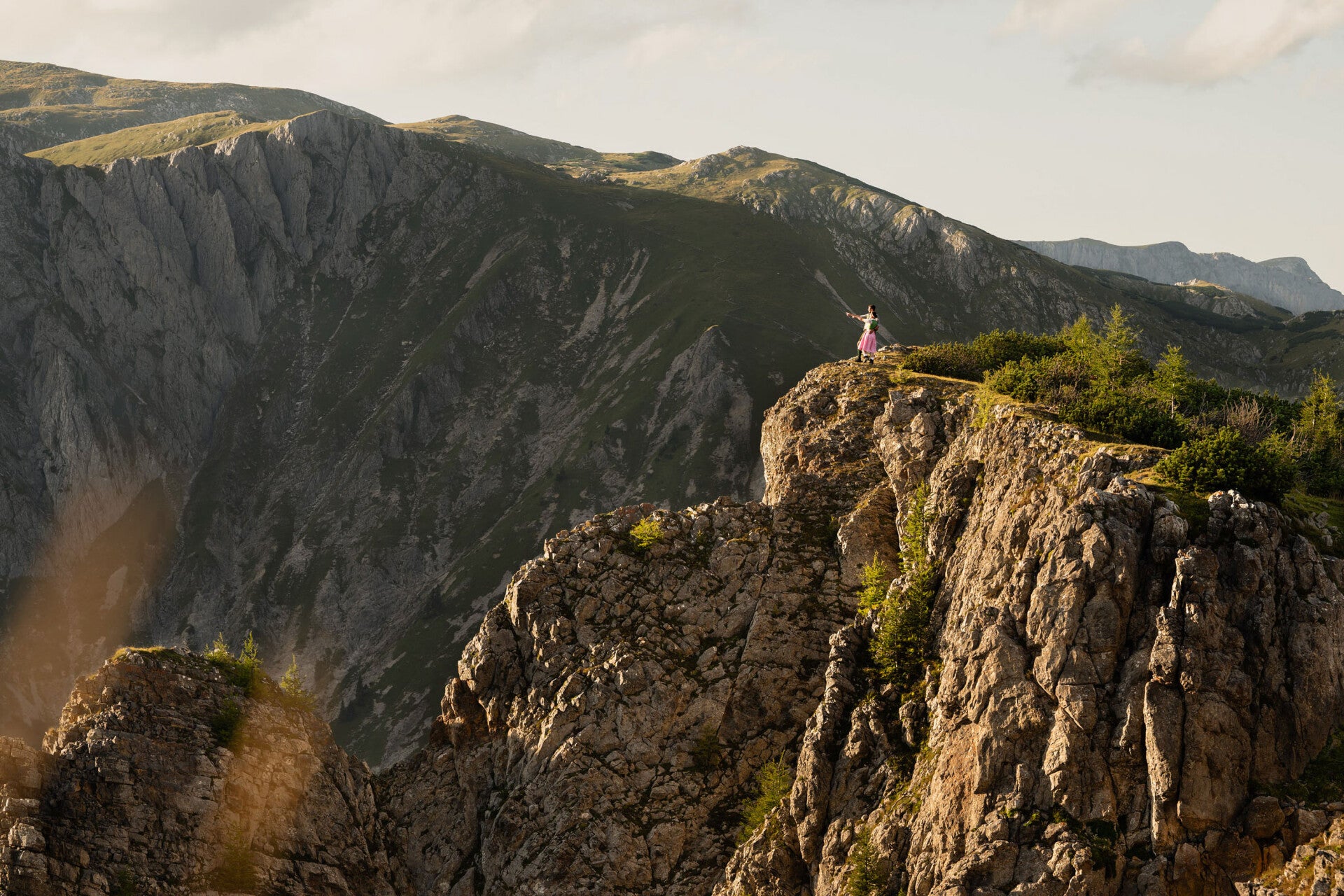 After-Wedding-Paar auf einem Felsvorsprung am Hochschwab in der Steiermark