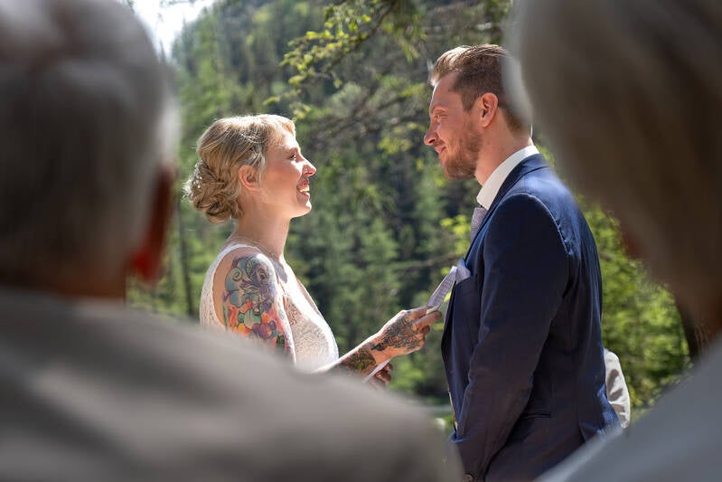 Symbolische Trauung eines Brautpaares am Kreuzteich der Steiermark bei einem Elopement