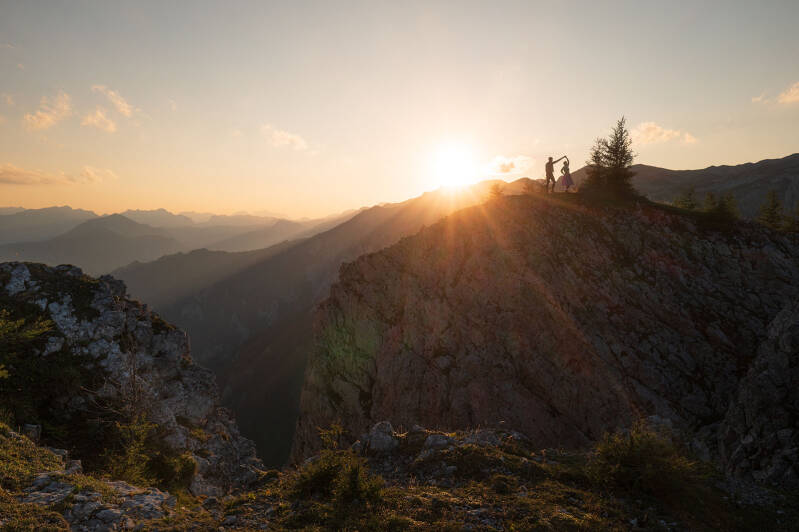 Elopement Steiermark – Brautpaar in Tracht auf einem Berg im Hochschwabgebiet mit Blick über die Landschaft