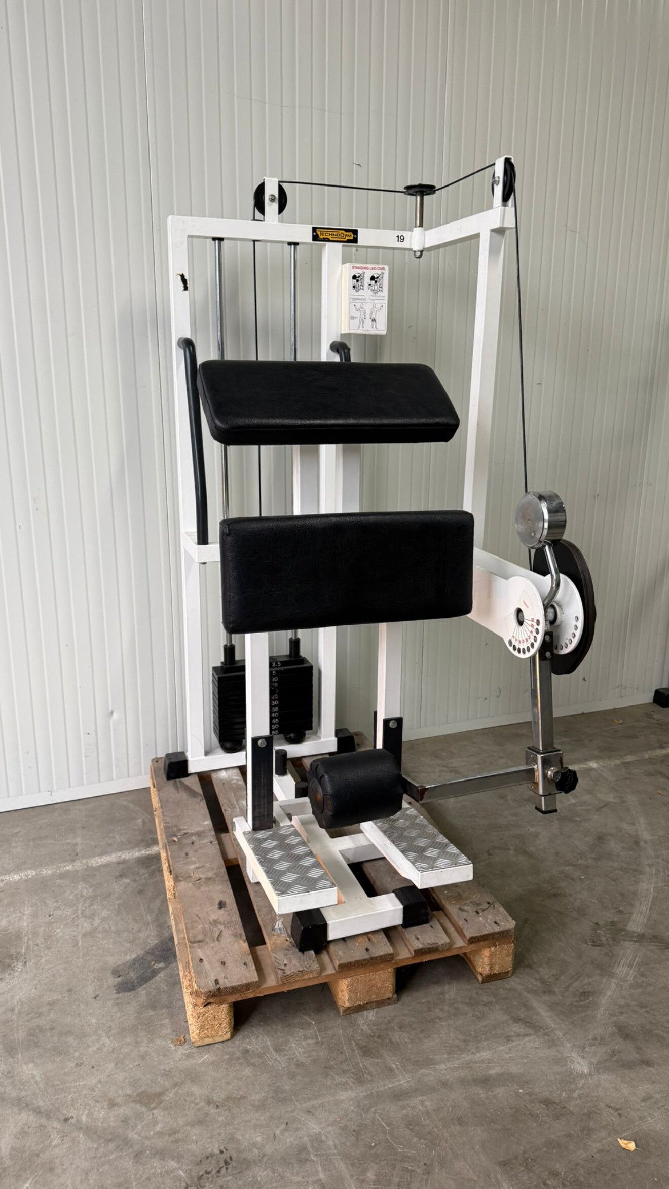 Technogym standing leg curl/ beinbeuger/ bein beuger