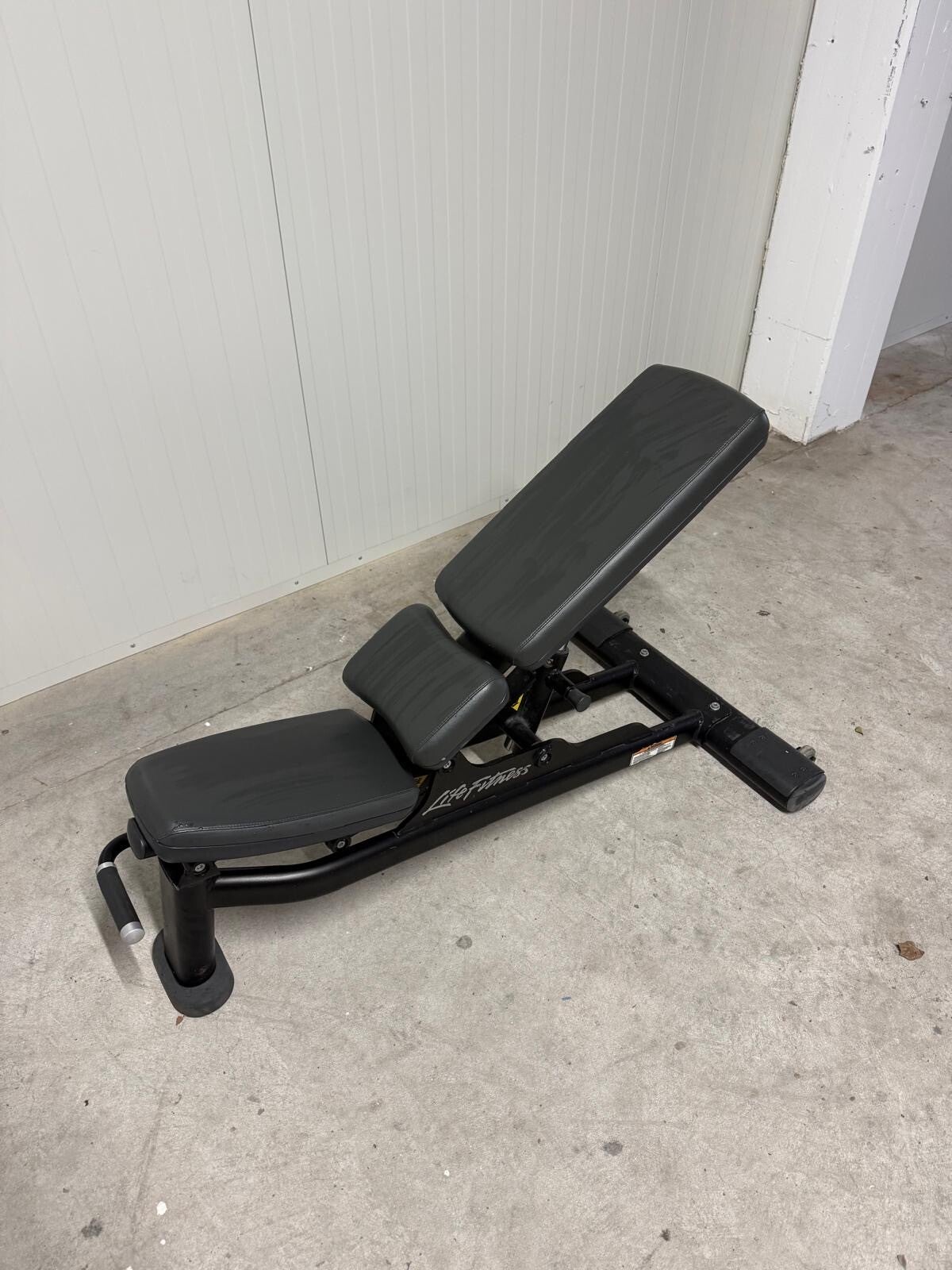Life Fitness Adjustable bench/ Verstelbare halterbank/ Black