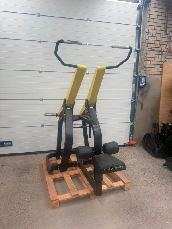 Technogym pure strength/ lat pulldown/ lats/ machine