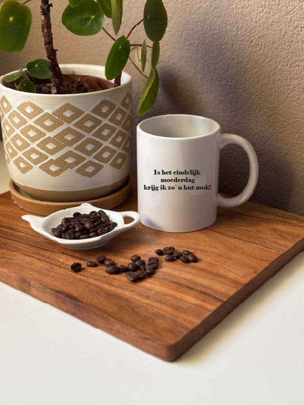 Mok met tekst Is het eindelijk Moederdag krijg ik zo'n kut mok.