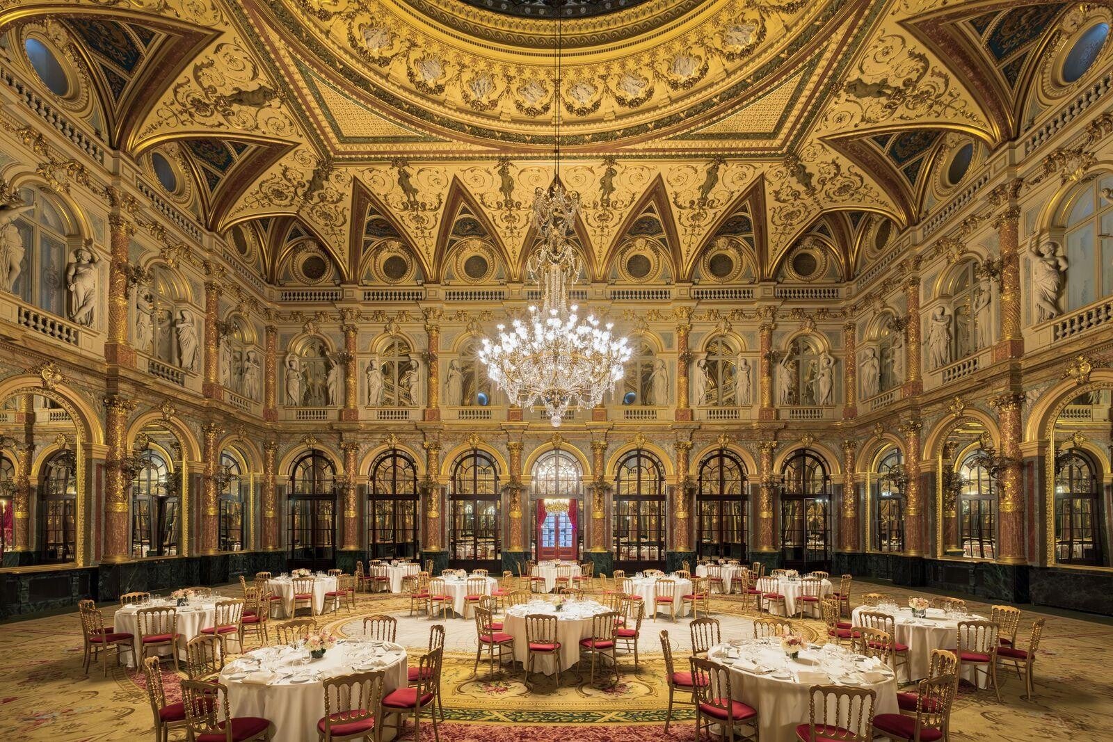 Galas et soirées de prestige          30 invités.