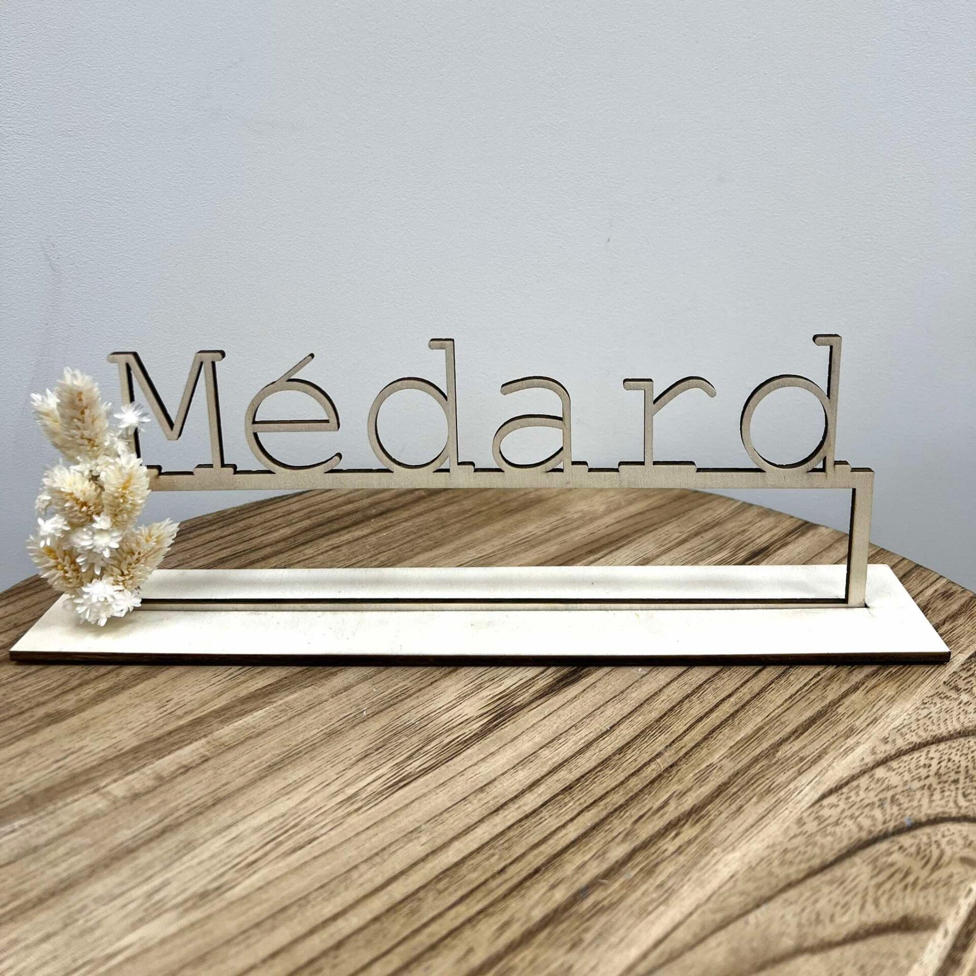 Uitgesneden naam op voet