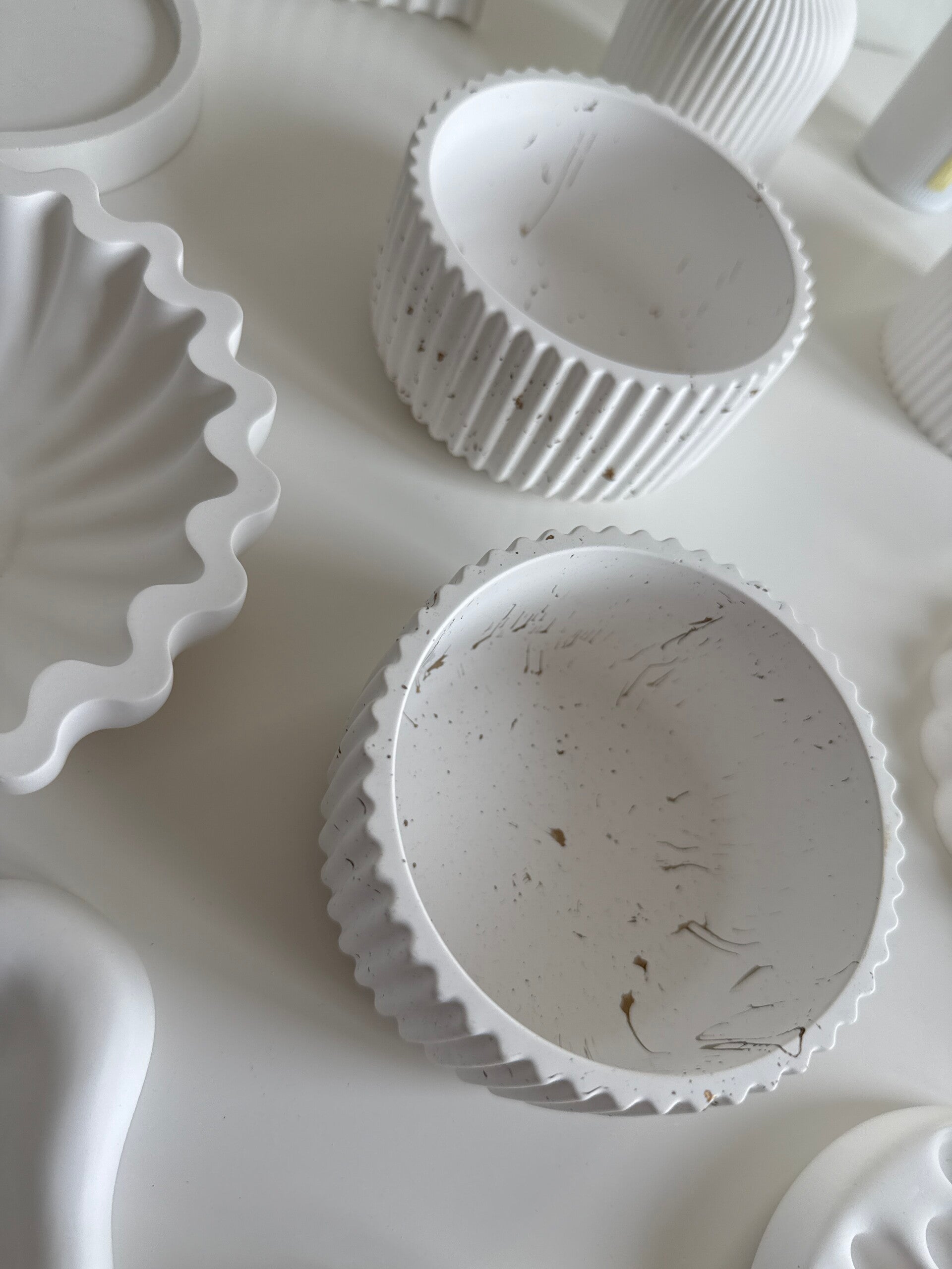 Naturalistische grote pot met kartelrandje | wit/crème