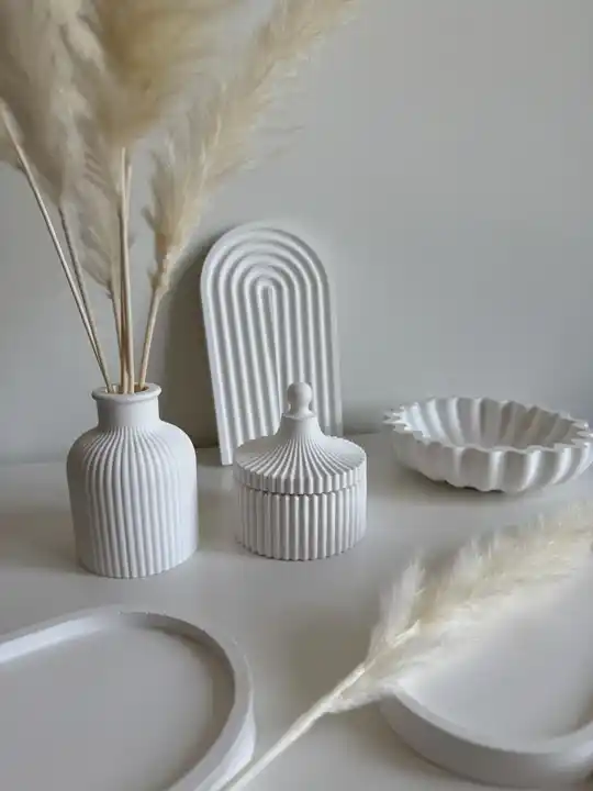 Vaas met een bijpassend potje met kartelrand | wit/creme