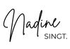 Nadine singt.