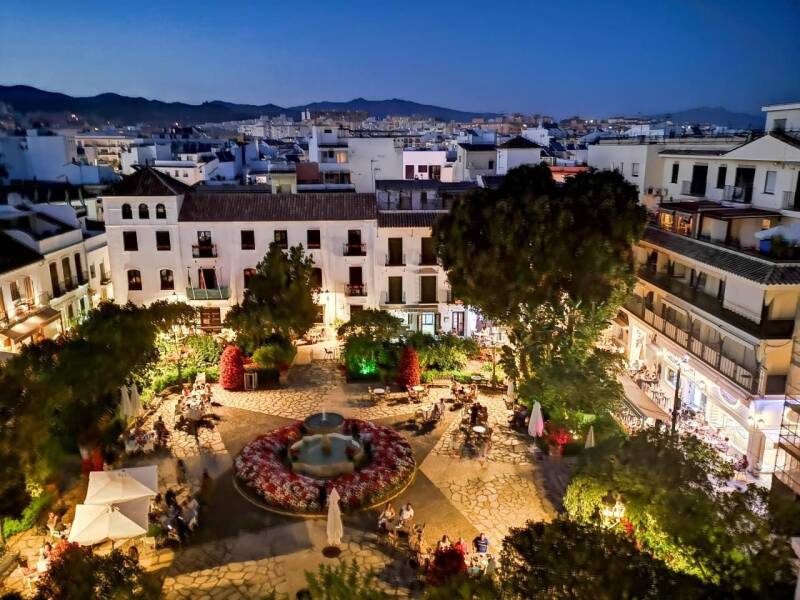 Plaza de los Flores by night