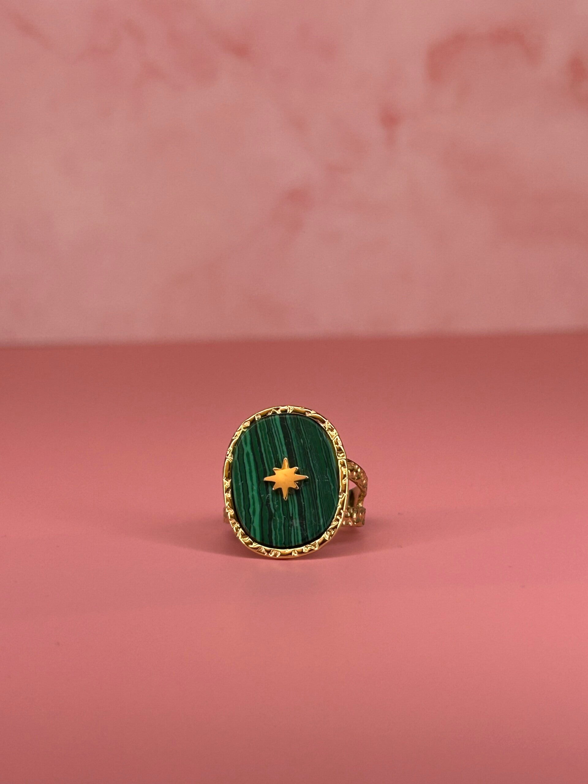 Verstelbare ring groen met ster (goud)