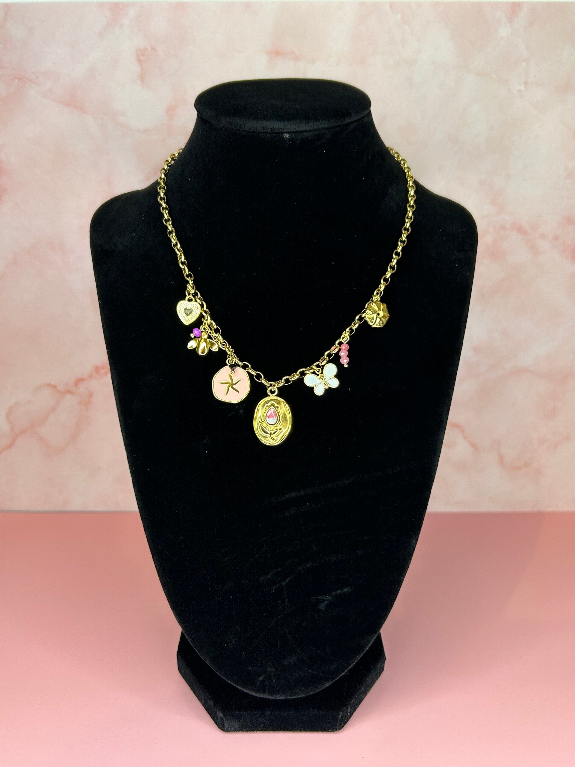 Bedelketting met roze bedeltjes (goud)