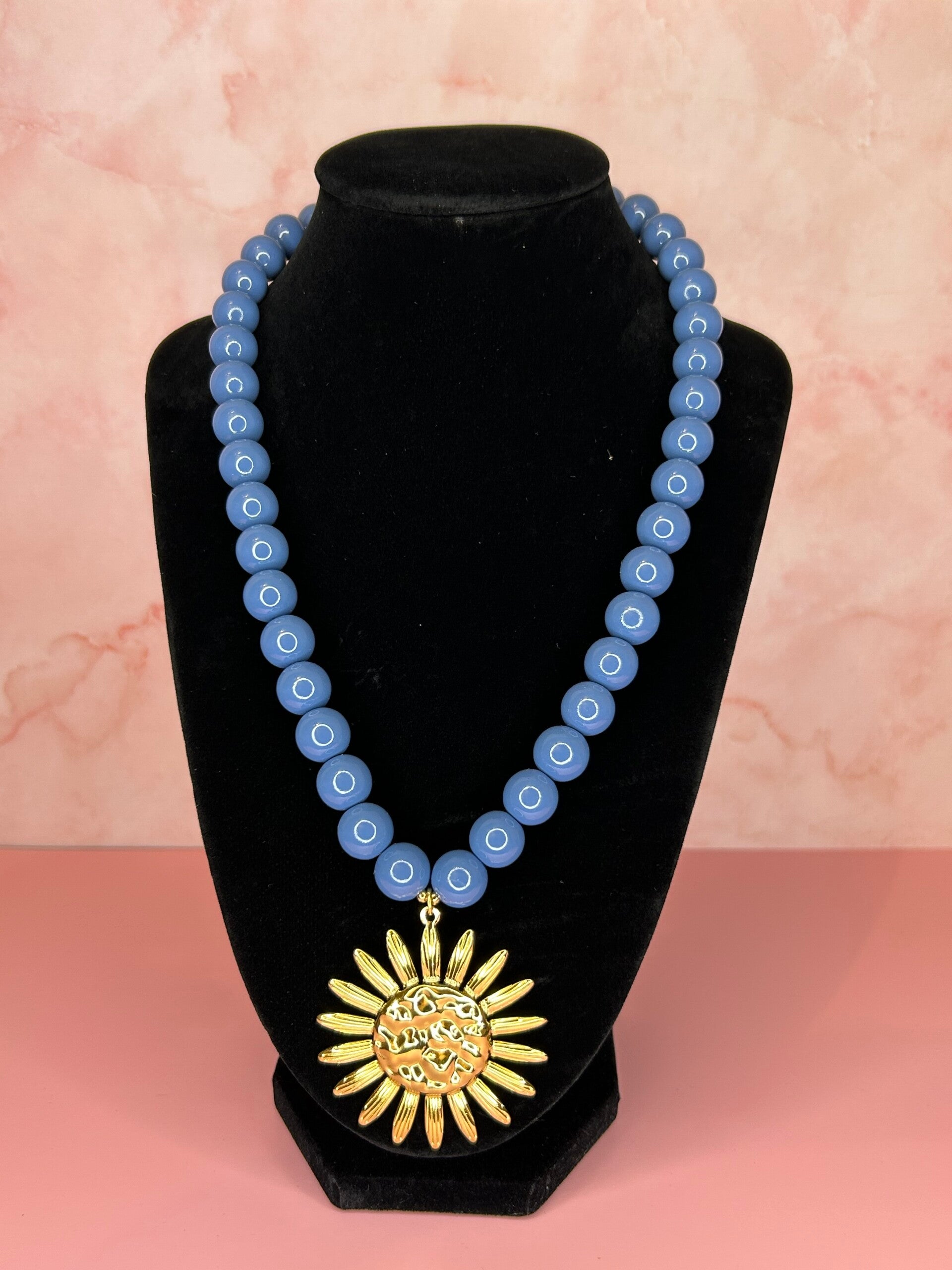 Parelketting blauw met bedel (goud)