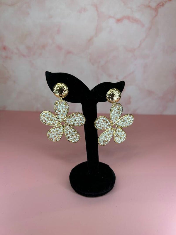 Bloemvormige kralenoorbellen wit/goud