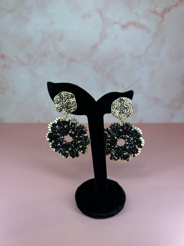 Kralenoorbellen bloemvorm zwart