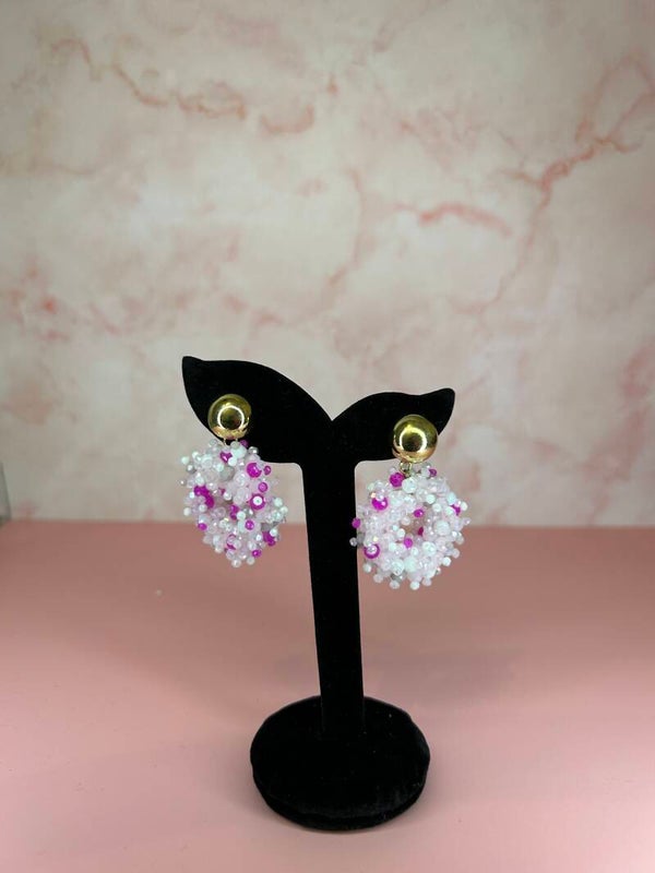 Kralenoorbellen kleine ronde roze/wit