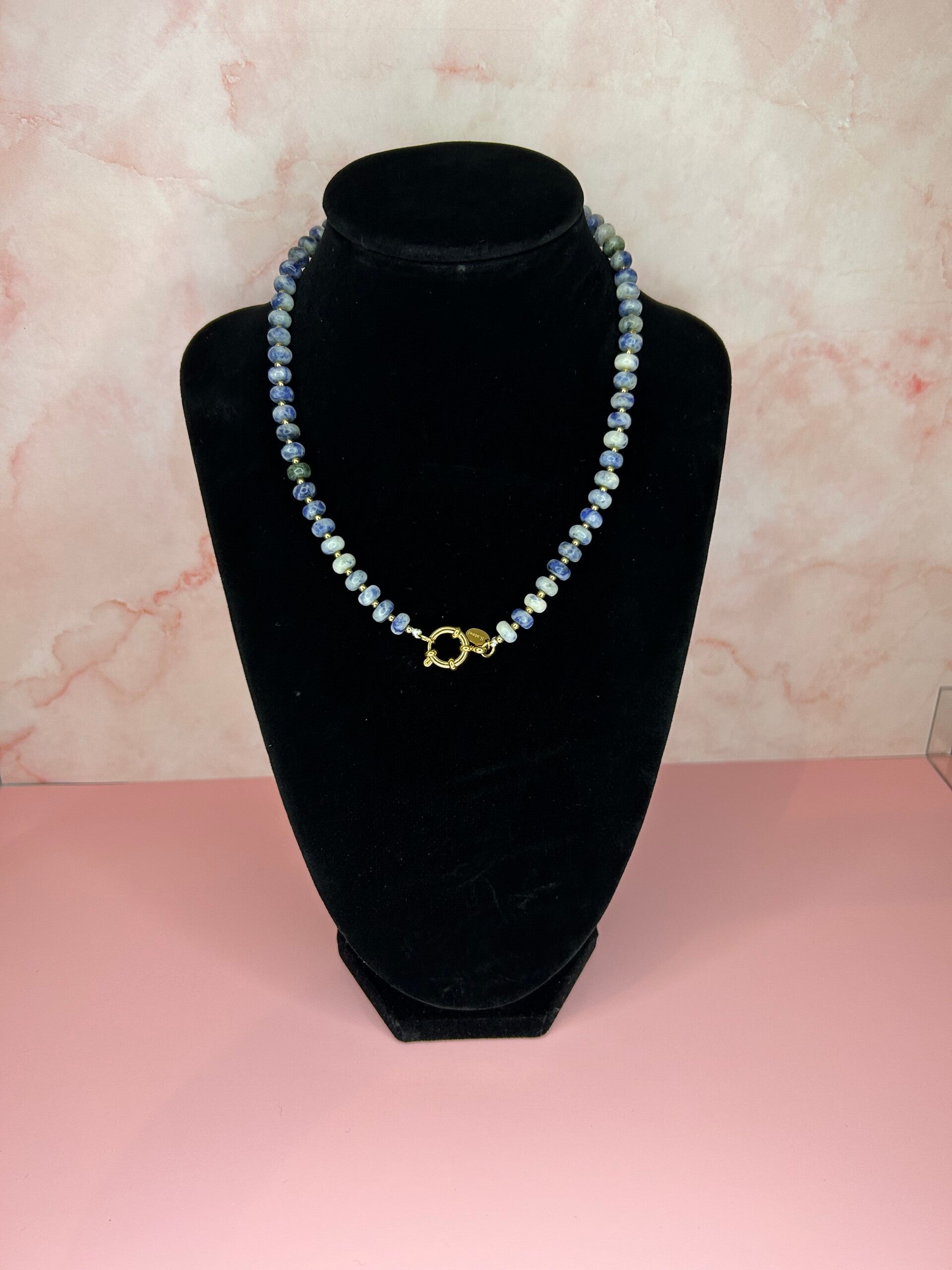 Parelketting blauw met gouden kraaltjes