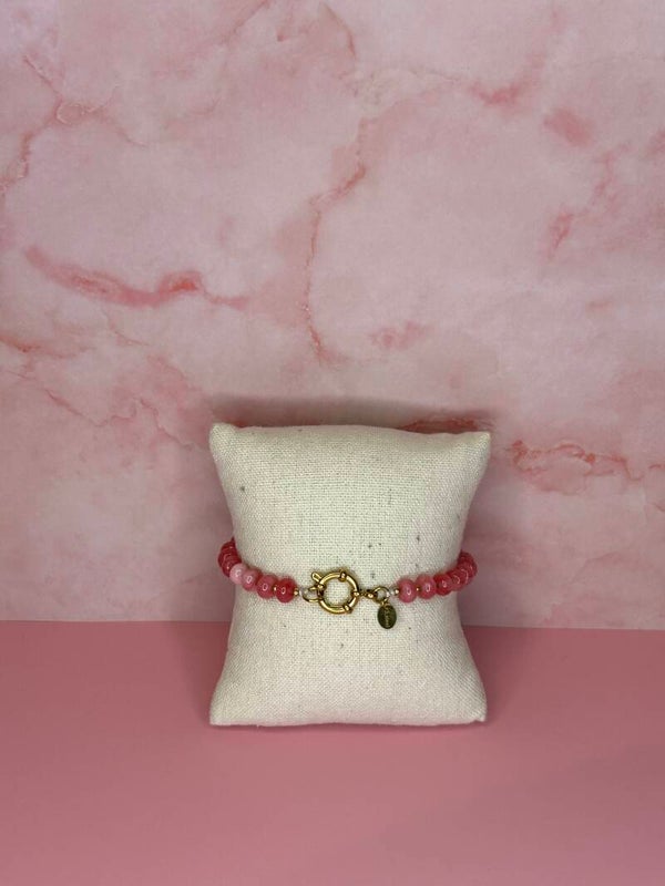 Parelarmband roze met gouden kraaltjes