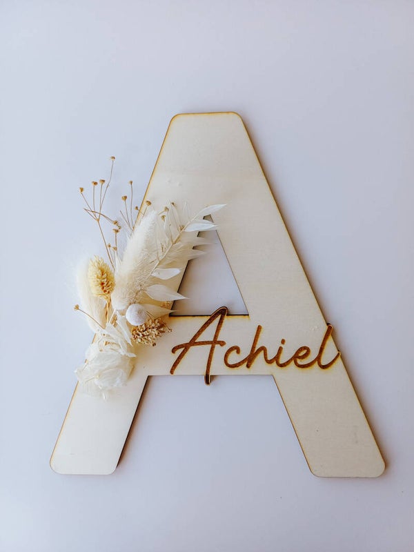 Gepersonaliseerde houten letter met droogbloemen