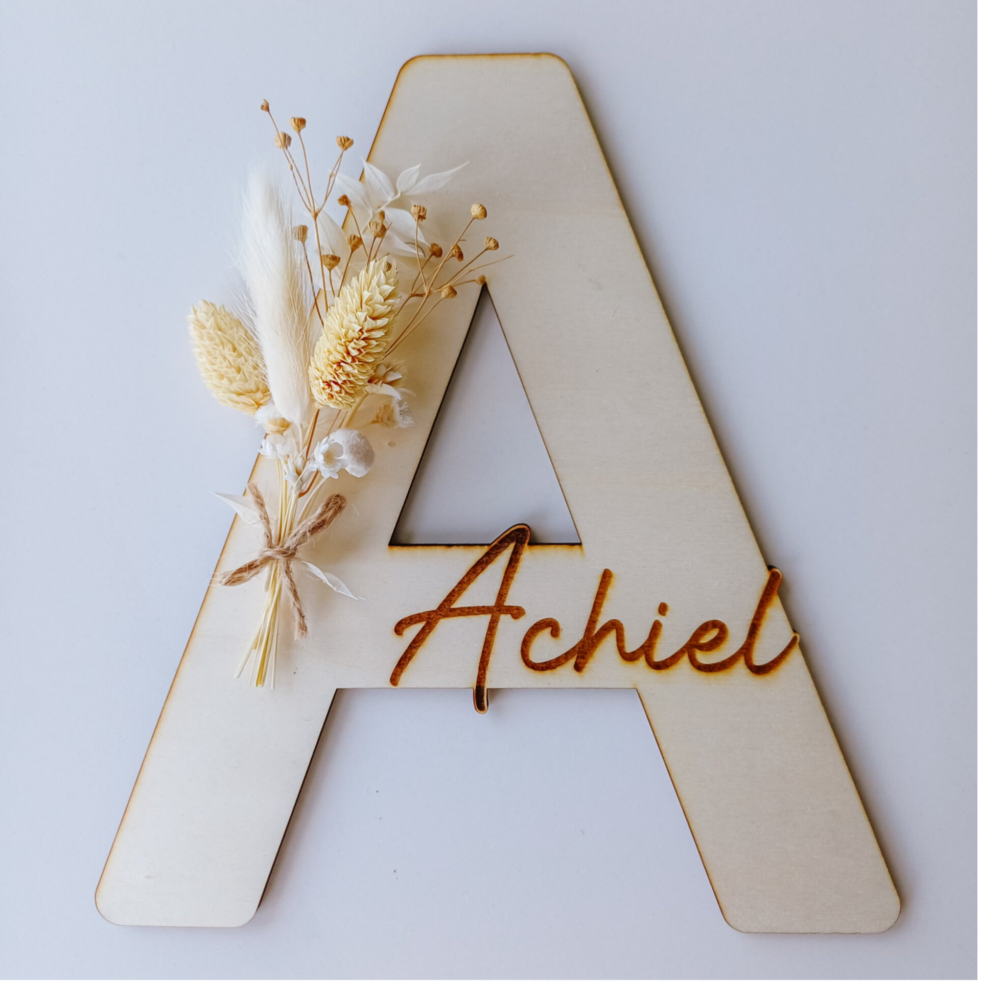 Houten letter met droogbloemen