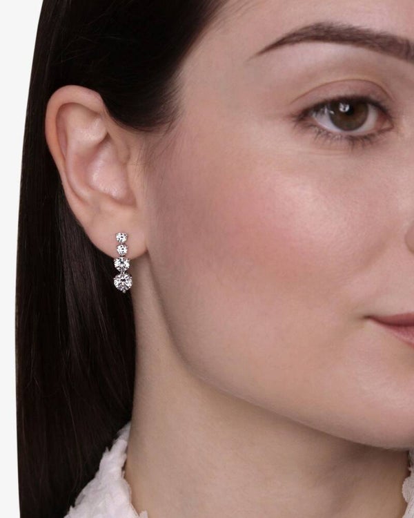 Orecchini Pendenti Nicoletta Argento Orecchino pendente con zirconi incastonati. Dinamico, brillante, elegante
