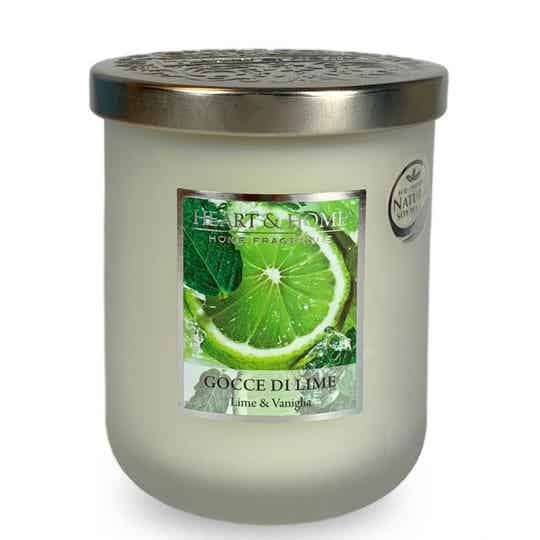 Gocce di lime - 340g Candela in giara Il profumo frizzante degli agrumi, addolcito da note delicate di fiori e vaniglia, dà vita a una fragranza prorompente, dinamica e, al tempo stesso, rilassante.